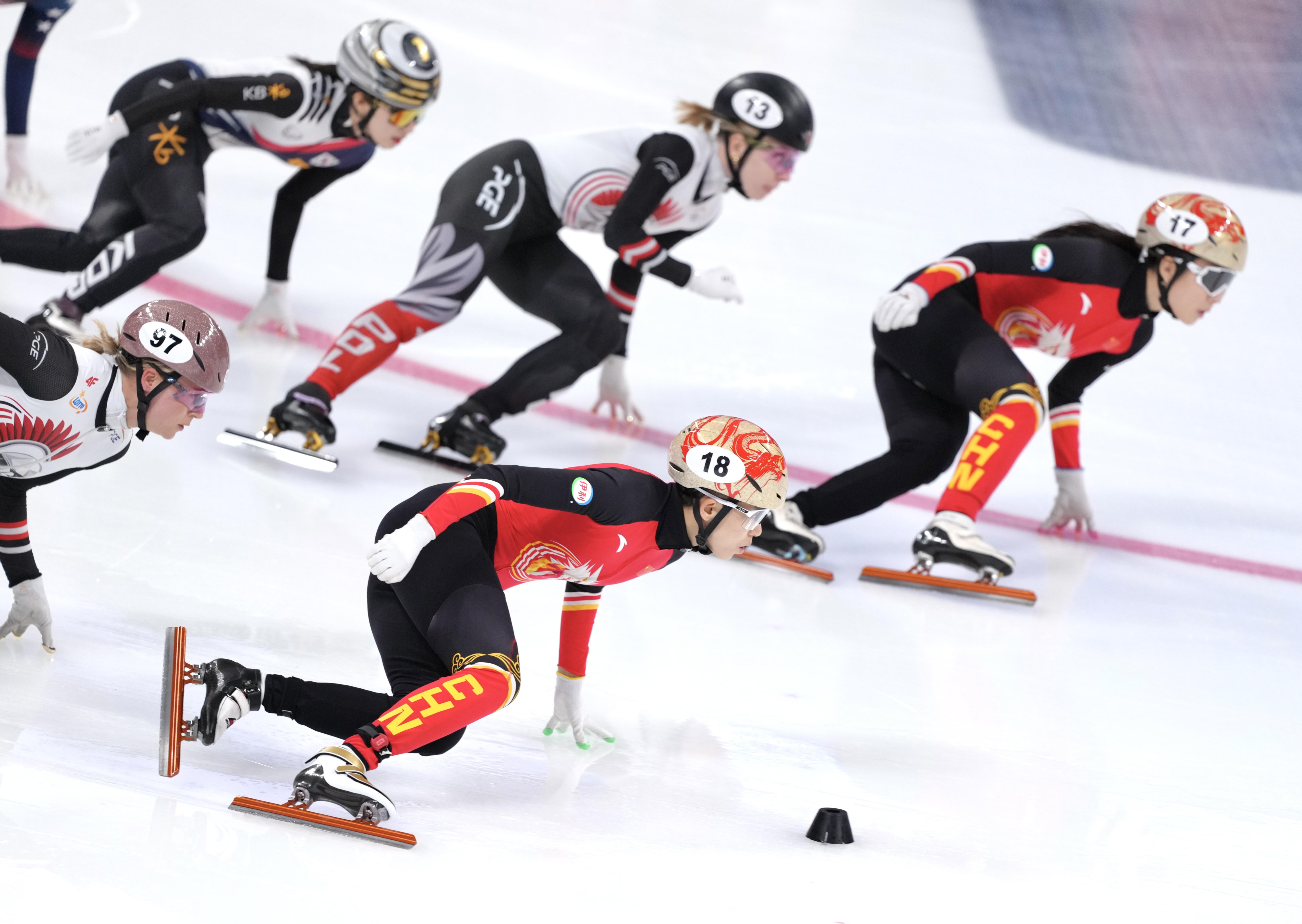 短道速滑比赛中国选手夺得冠军