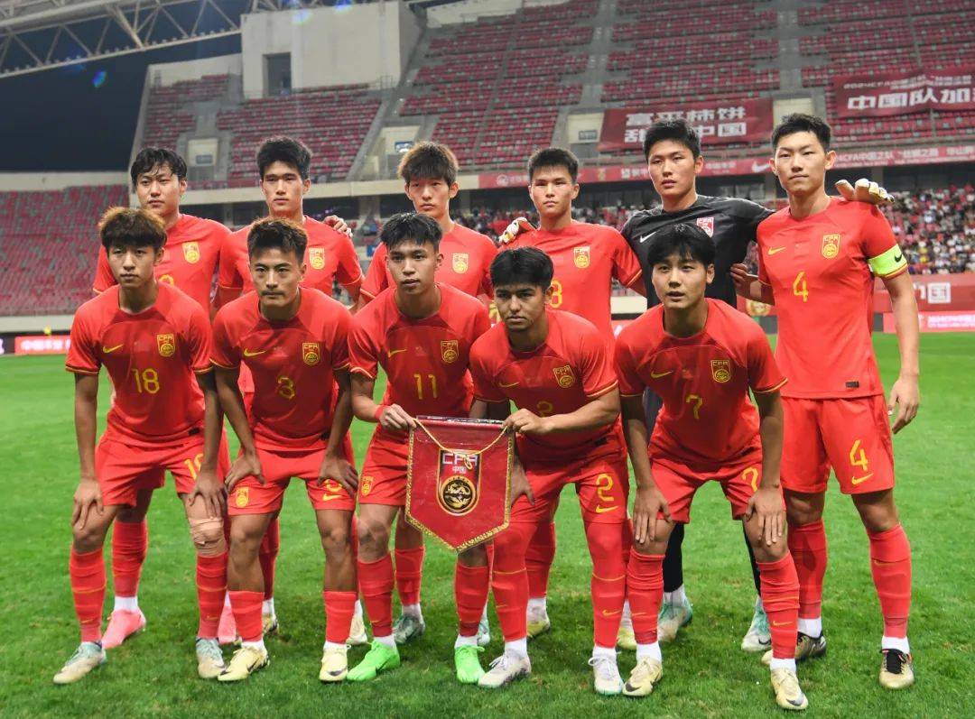 关于紧张时刻：中国足球队谋求冠军的信息