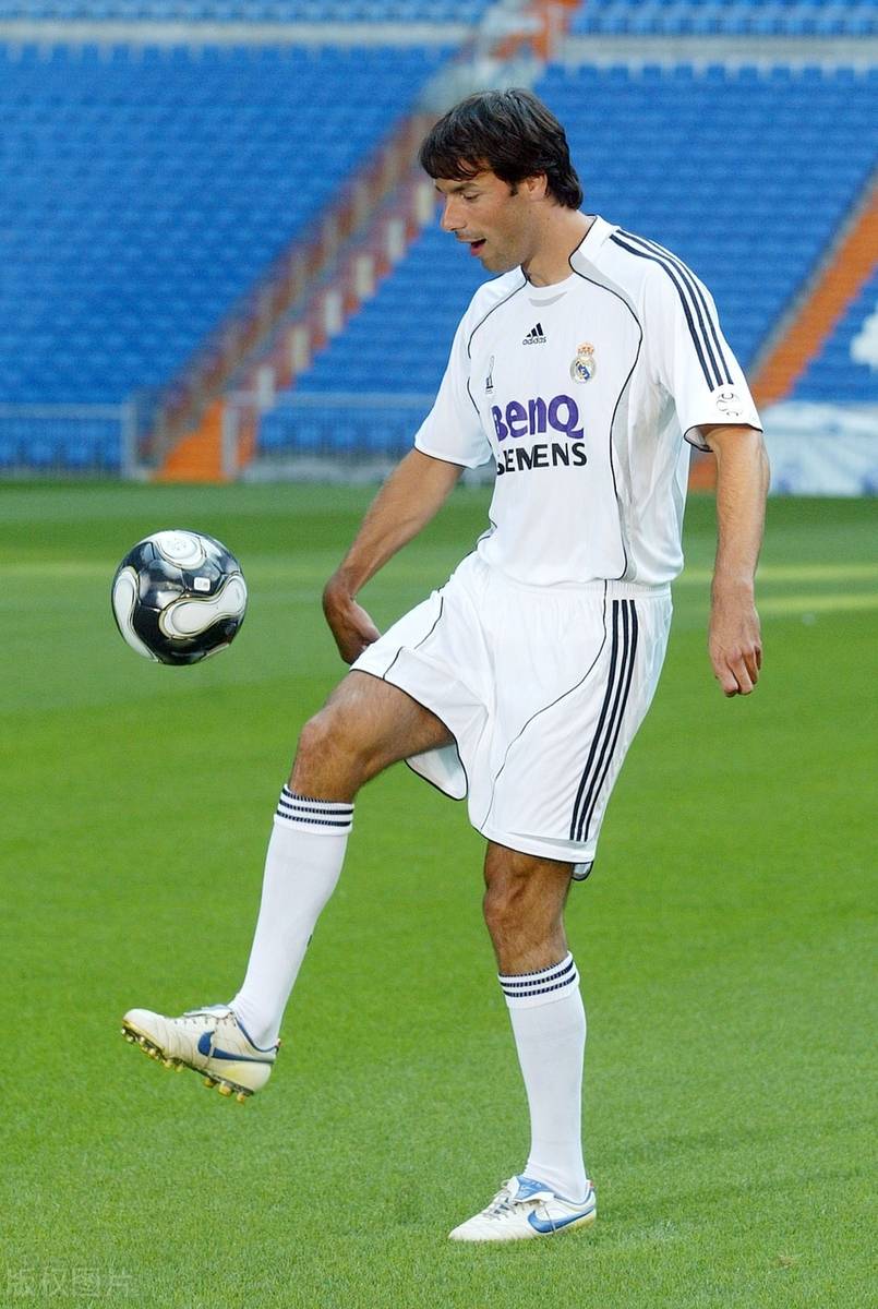 脚下技术娴熟的球员实现精彩进球