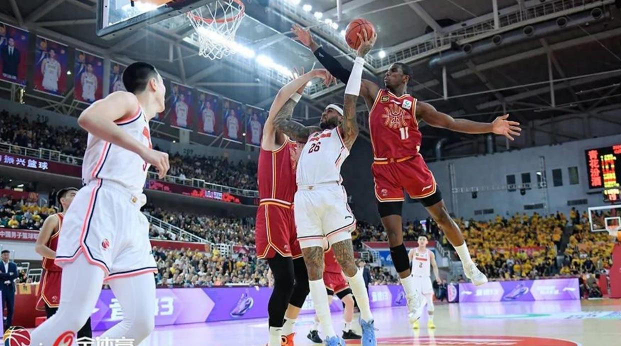 PG电子试玩-包含篮球对决精彩激烈，球队顶住压力脱颖而出的词条