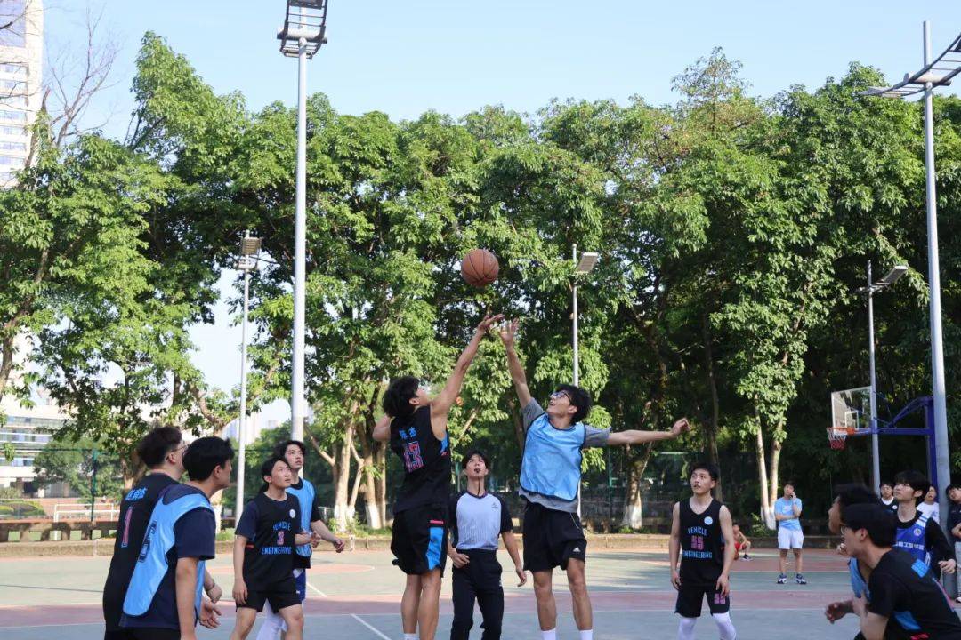 包含篮球对决精彩激烈，球队顶住压力脱颖而出的词条