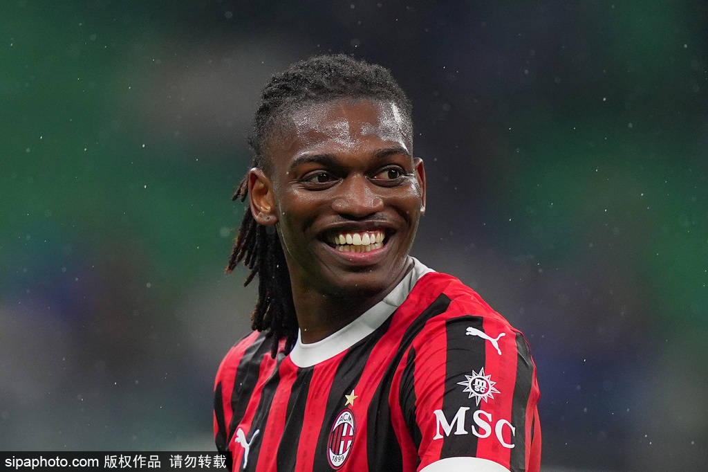 比赛中出现悬念，球迷屏息以待