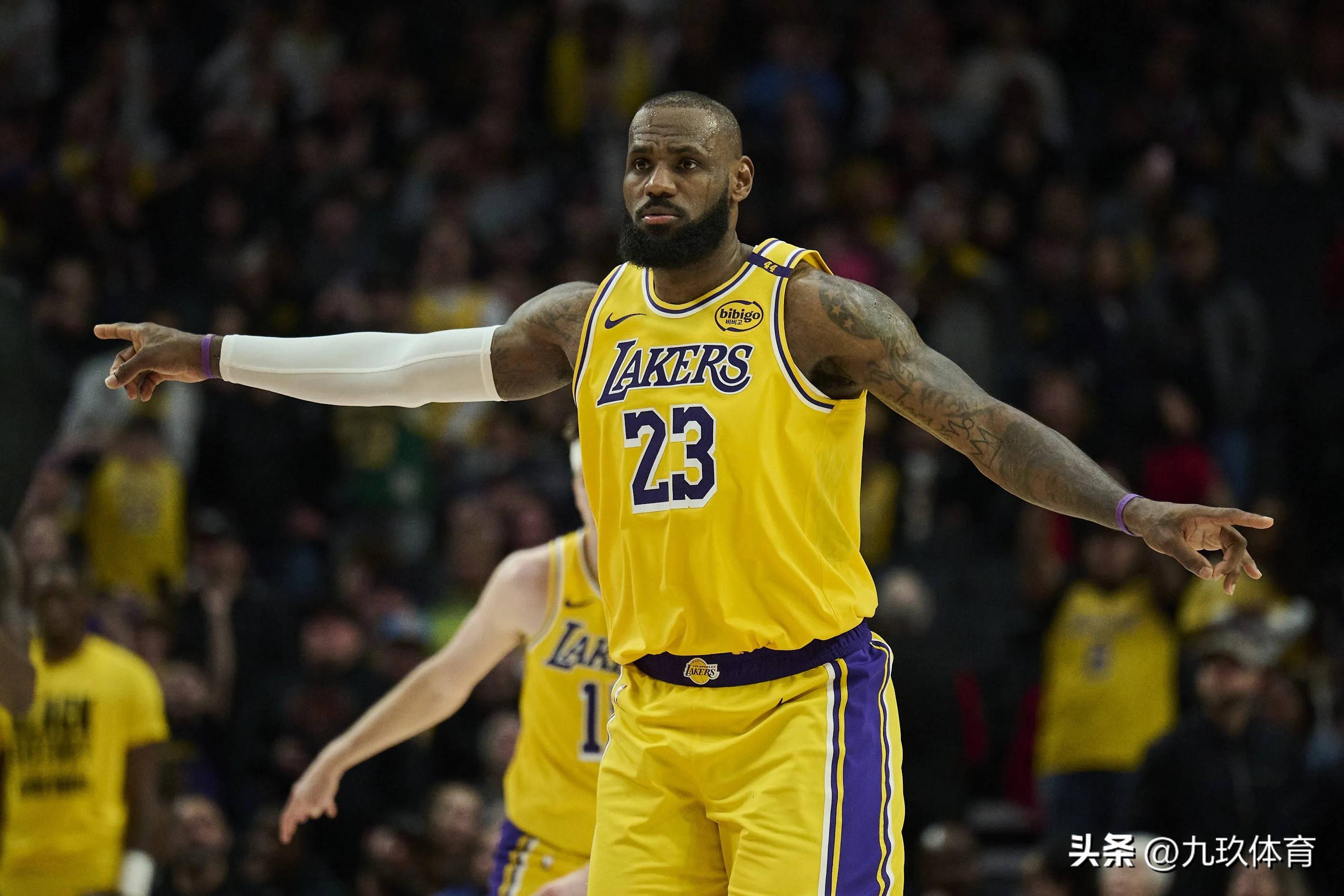 詹姆斯独自掀翻步行者，湖人全队合力制胜