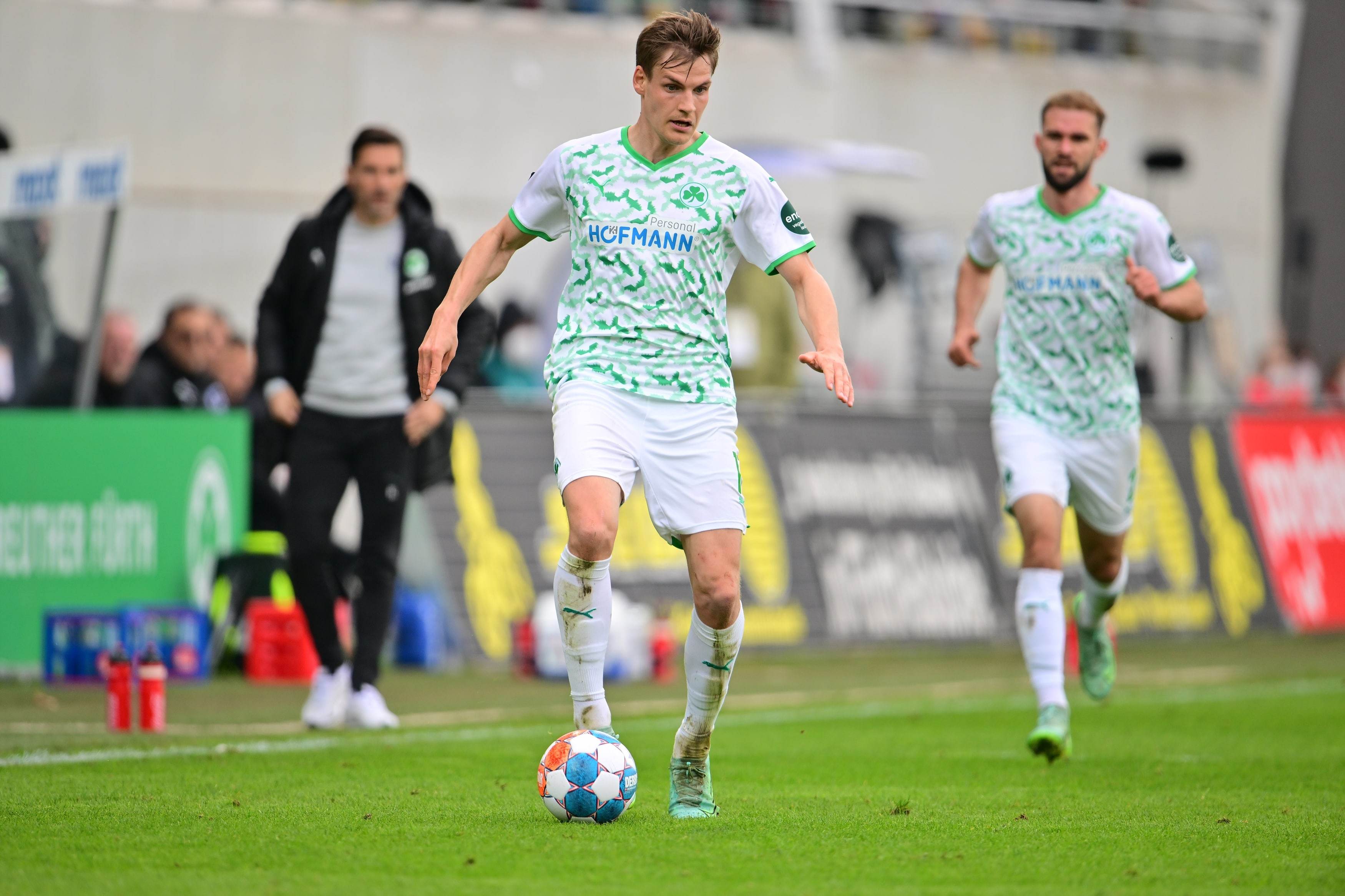 霍芬海姆曲棍球队追逐梦想，不畏强敌