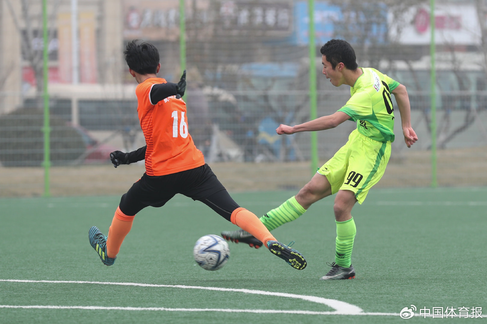 足球赛场：中国队积极备战战役