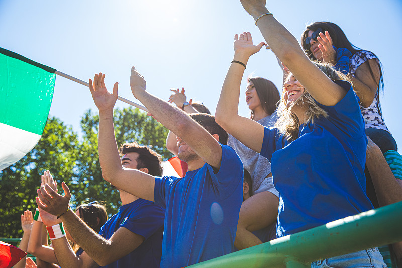 PG Soft Gaming-球迷狂欢庆祝球队取得历史性胜利