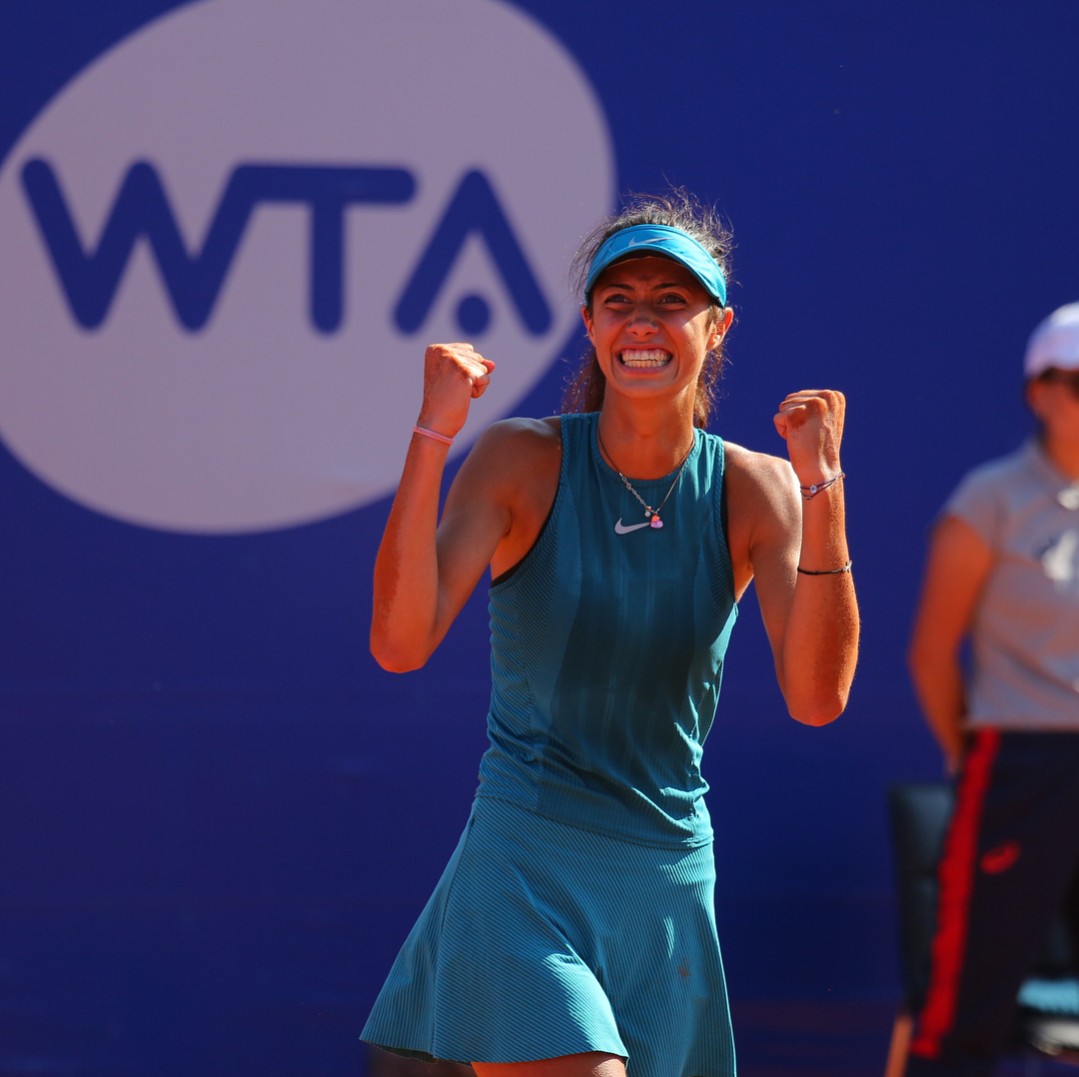 塞尔维亚网球选手赛场发挥，荣耀获金牌