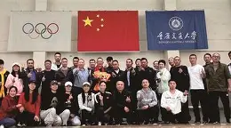 热血足球联赛总决赛某队夺魁，创造辉煌