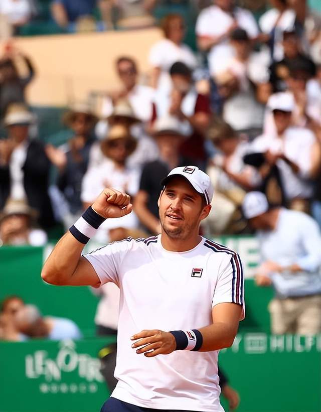 PG电子线上登入-诺里奇城队员发挥不俗，取得重要比赛胜利