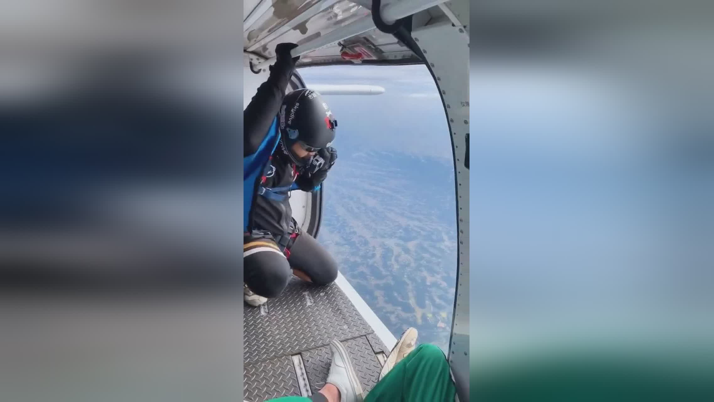 PG电子官网-跳水选手从高空飞跃，实现完美表现