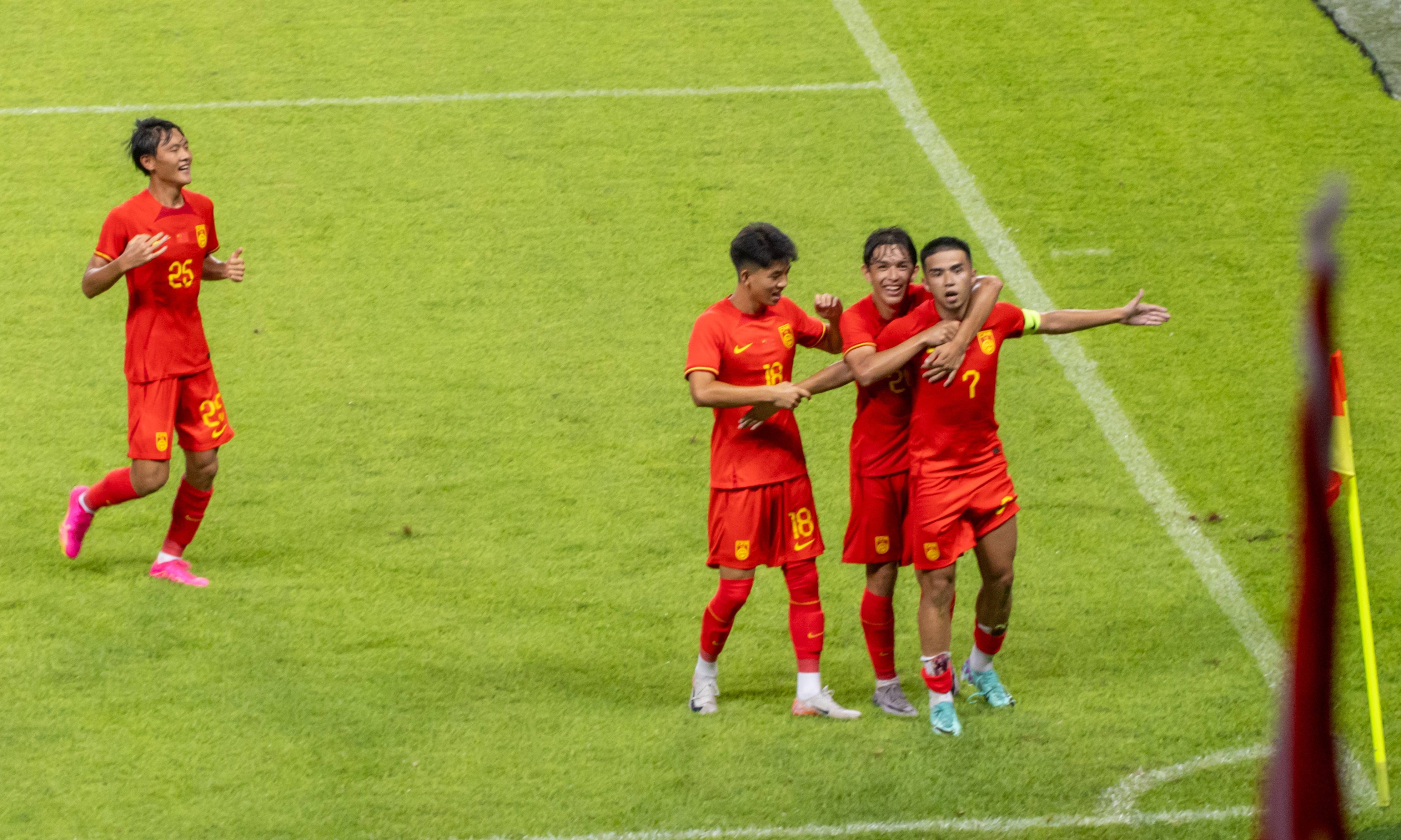 战胜困难，国内足球队展示出色比赛实力