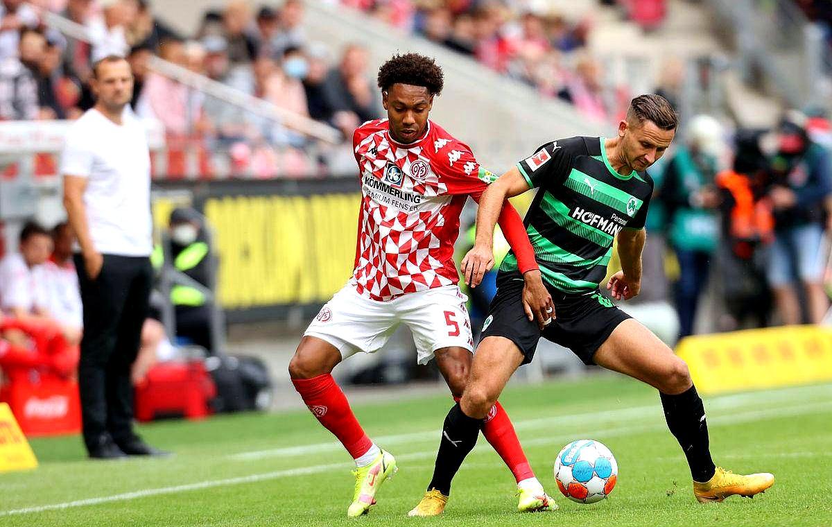 弗赖堡中卫稳固防线，助球队取胜