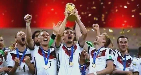 精彩足球比赛触动心灵，展现运动员顶级水平