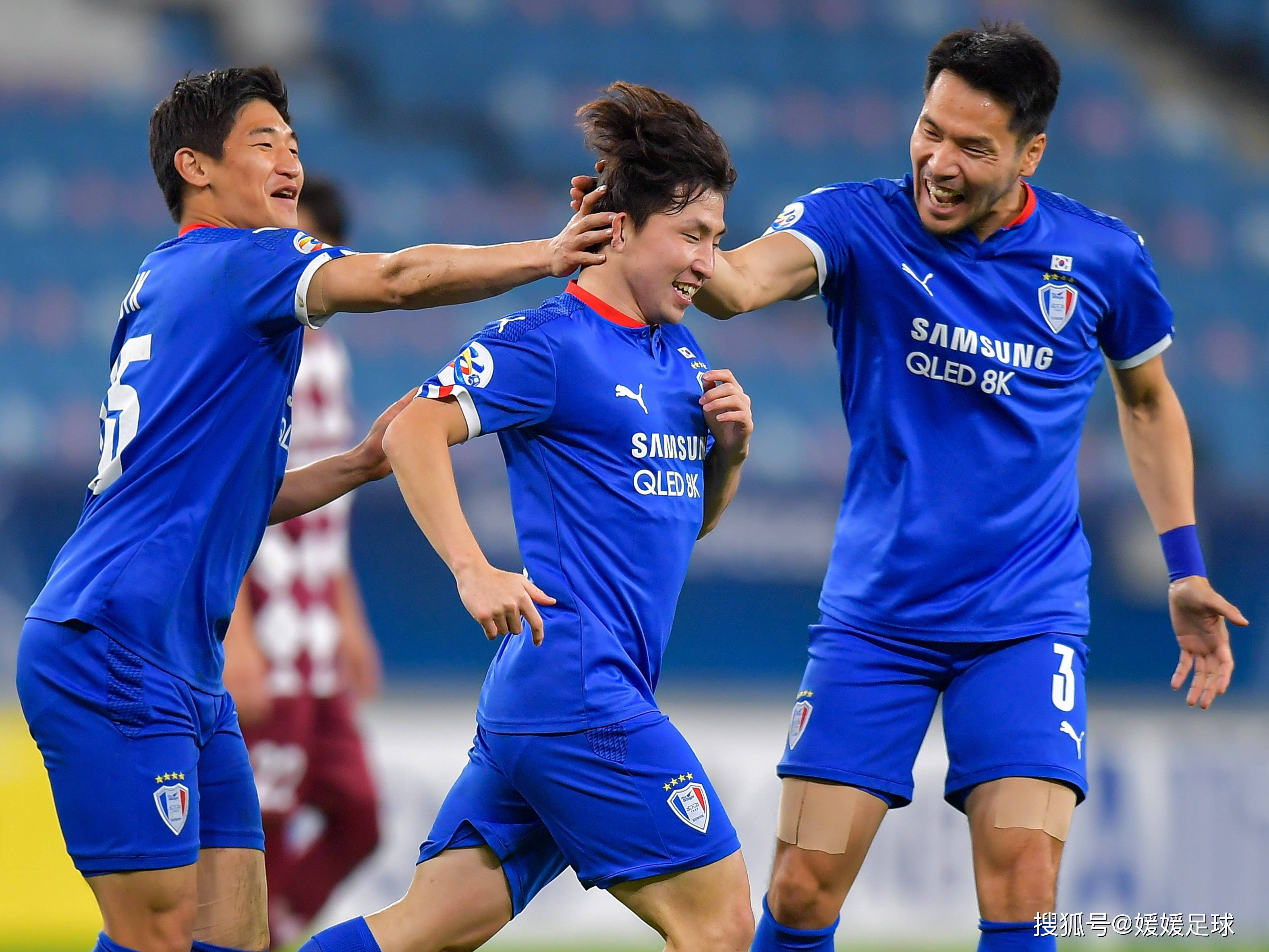 PG平台-足球狂欢：球队们为了荣誉和胜利拼尽全力