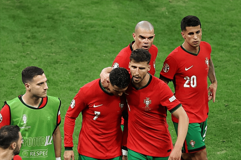 足球场上的奇迹时刻引发观众落泪！