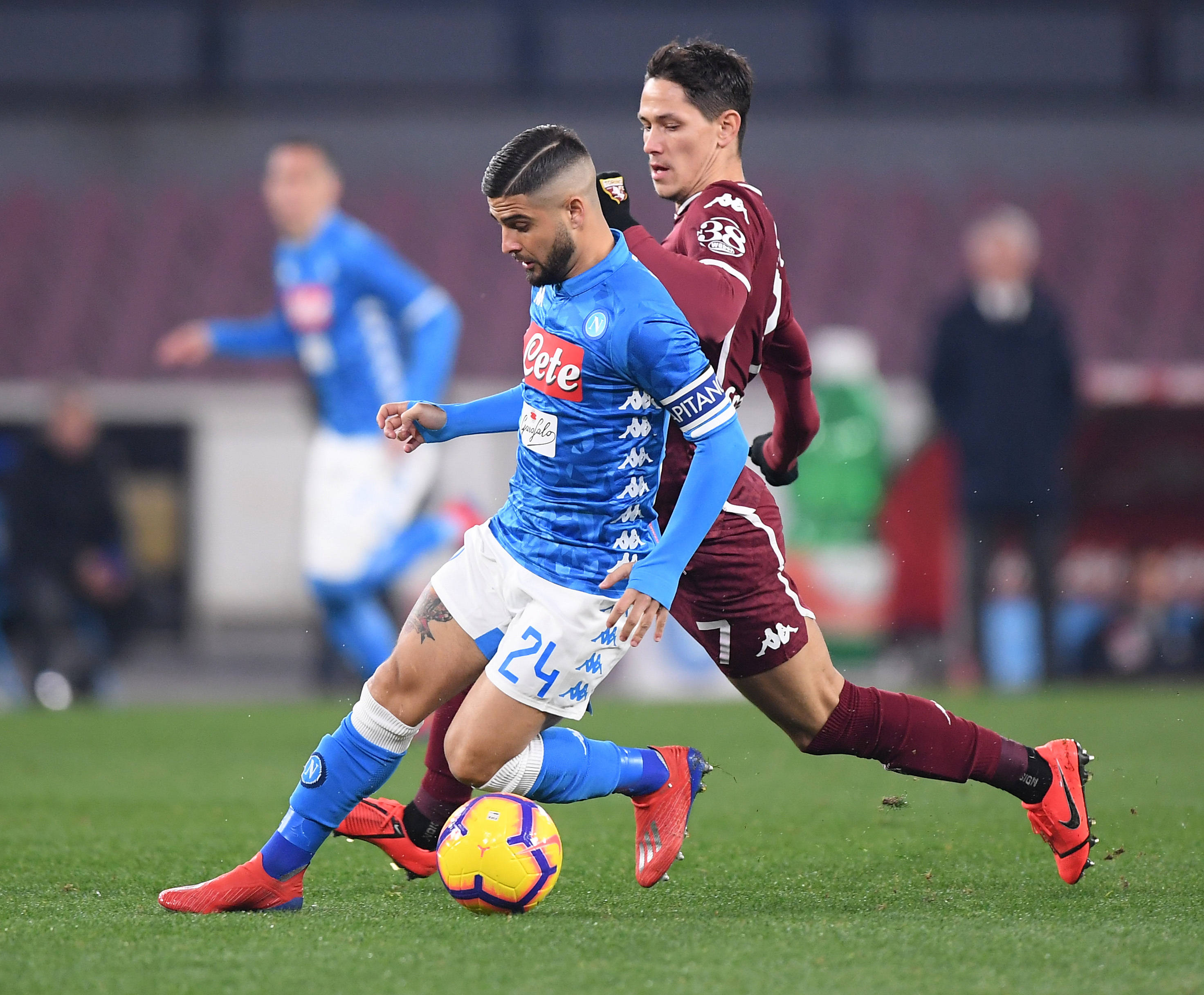 包含阿雅克肖俱乐部在法国联赛中紧追领先者的词条