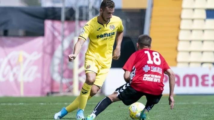 足球联赛球员实力发挥出色，取得连胜纪录