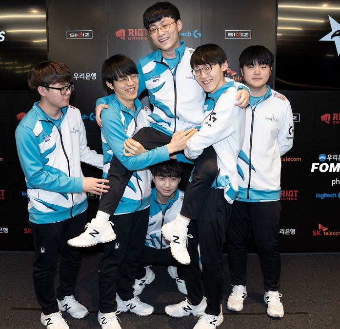 关于G2险胜V5，ShowMaker极限生还后反打宿敌对决半决赛，让粉丝疯狂欢呼的信息