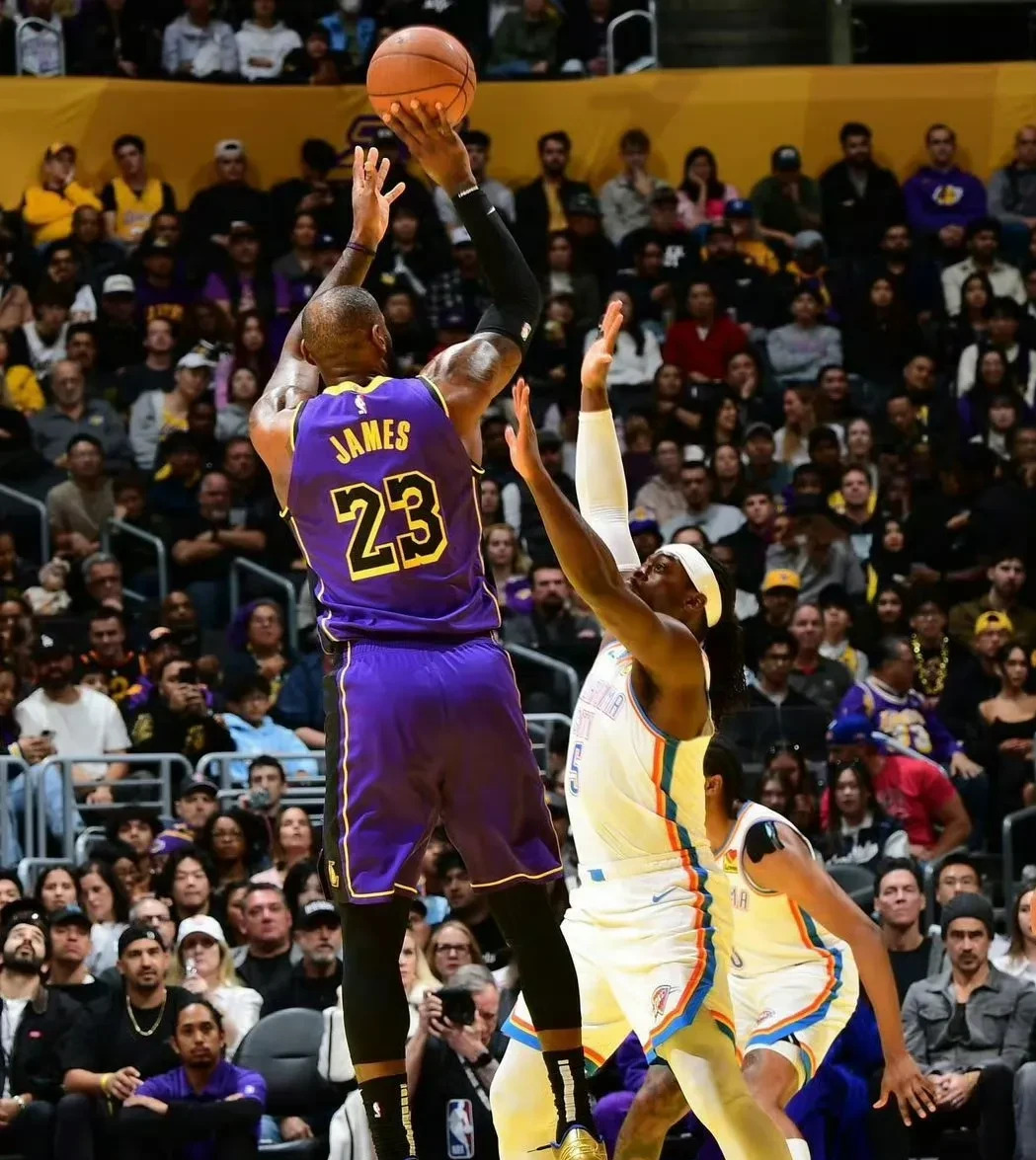 PG电子游戏-NBA常规赛：湖人大胜雷霆，詹姆斯再砍三双