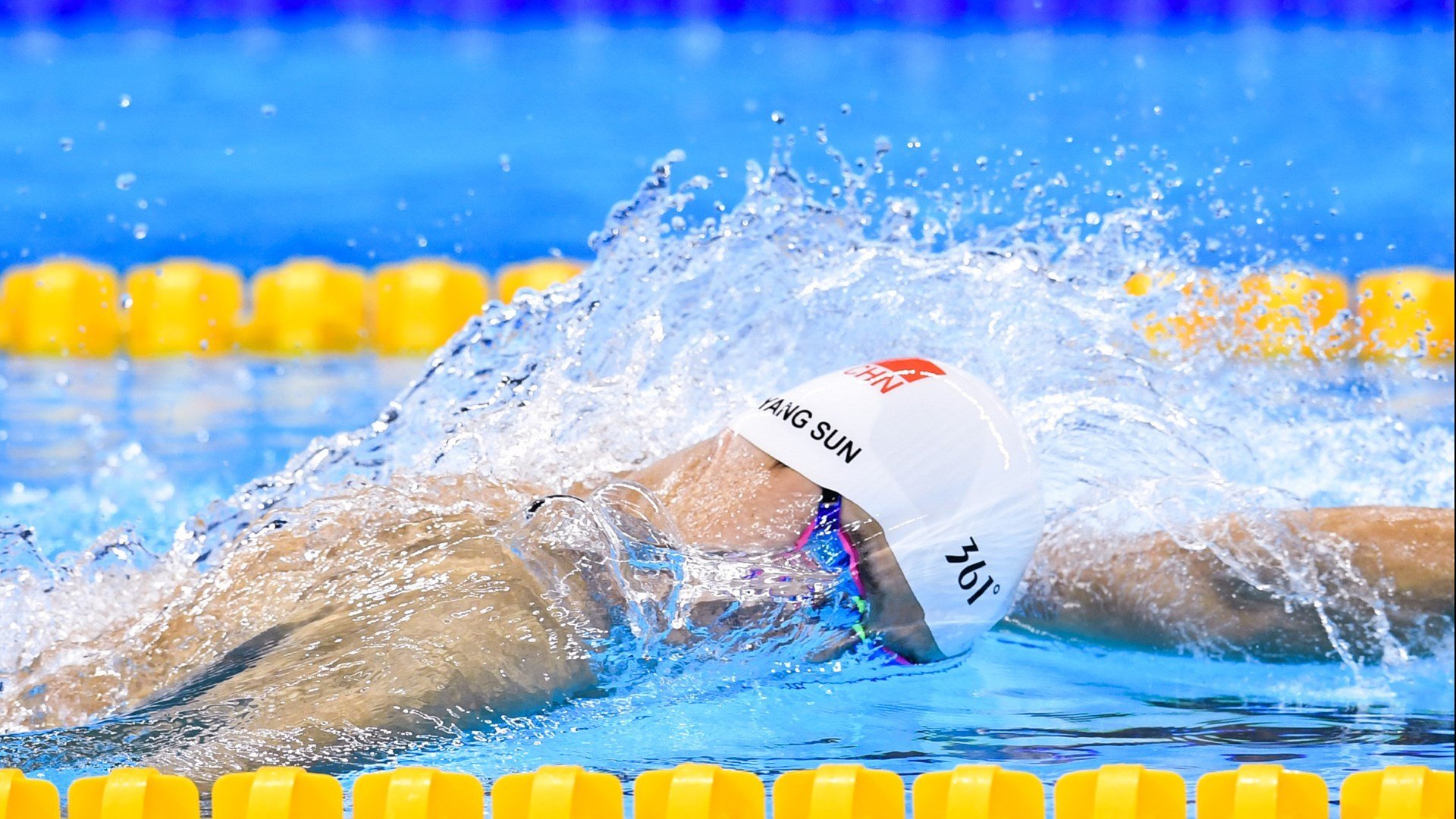 PG电子试玩-围场轰鸣之夜，当F1争冠化作绿茵场上的绝杀穿透